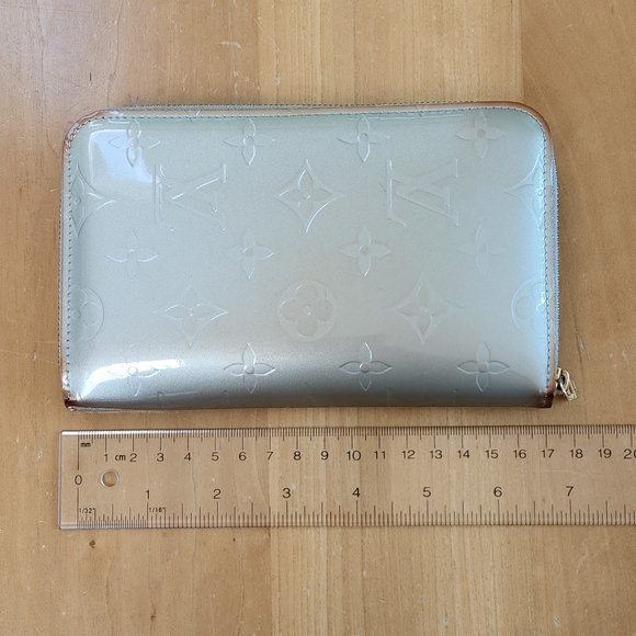 Louis Vuitton Wallet - Picture 3 of 17